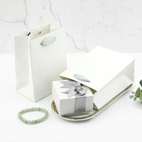 Sac fourre-tout en carton blanc de luxe avec poignée en ruban de satin argenté, logo personnalisé, emballage élégant pour la promotion de vêtements