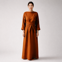 Robe midi décontractée en lin uni pour femme, col bateau, manches longues, taille croisée avec ceinture, coupe ample et fluide, idéale pour l'été