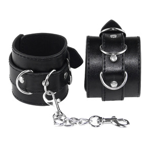 Menottes sexy en cuir PU noir avec chaîne pour adultes - Product Image 5