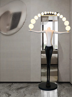 Grande sculpture abstraite humaine, lampe sur pied, décoration de cour d'hôtel, sculpture artisanale en fer, lampes sur pied en forme de femme