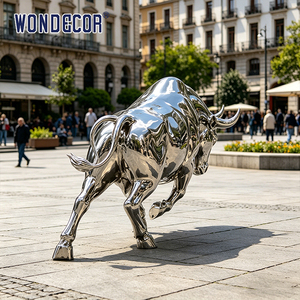 Sculpture de taureau en acier inoxydable sur mesure, statue moderne en métal miroir pour la décoration des places financières et commerciales - Product Image 2