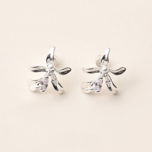 Pendientes de plata 925 con diseño de flor y perla sintética blanca redonda, engaste de garra, para uso diario de mujer - Product Image 1