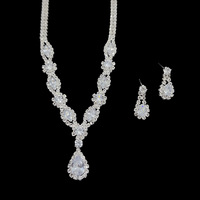 Accessoires de gros: Ensemble de colliers et boucles d'oreilles en zircon avec strass brillants pour les mariées