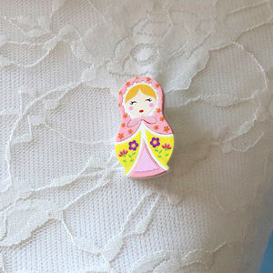 Nouveauté <span class=keywords><strong>Broche</strong></span> en forme de poupée <span class=keywords><strong>Matriochka</strong></span> pour enfants (épingle de sûreté) Bijoux en acrylique découpé au laser mignon Fait à la main Cadeau de mariage - Product Image 3