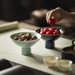 Corbeille à fruits haute en céramique, plateau à collations minimaliste en porcelaine sur pied pour la maison, le salon ou les présentations de mariage - Product Image 1