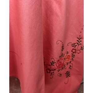 Nappe de mariage écologique Daniele F. Cotton avec broderie rose et serviettes teintées corail à motif carré pour hôtels et restaurants - Product Image 2