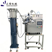 Machine de remplissage et de bouchage de sachets à bec verseur simple tête de bureau avec servomoteur pour applications de boissons et d'eau pure à haute productivité