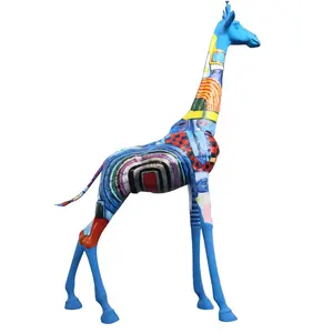 Hete Populaire Schattige Grote Fiberglas Giraffe Standbeeld Nieuwjaar Kerst Huis Tuin Ornament Moderne Tuin Decor Kunst Dier Sculpturen