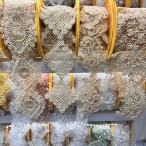 卸売ゴールデンエスニックレース100% ポリエステルスパンコール刺繍カーテンレース装飾レース女性のドレス