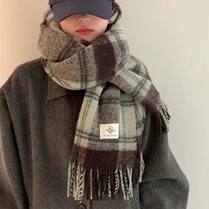 وشاح شتوي سميك وأنيق من ألياف البوليستر الناعمة والدافئة للنساء بنمط مربعات مقاوم للرياح ومضاد للبكتيريا وقابل للتنفس - Product Image 3