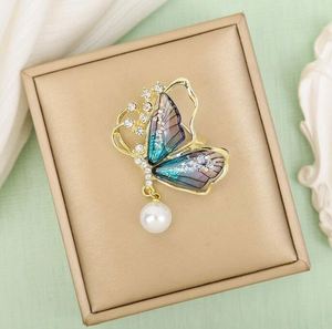 Broche de mariposa con perlas y borlas, broches de insectos con pedrería para mujer, broche para corsage, cárdigan y traje - Product Image 1