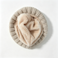 Bonnet tricoté personnalisé OEM chaud d'hiver avec pompon et logo en cuir PU, unisexe, en acrylique, avec revers, vente en gros, pour Noël