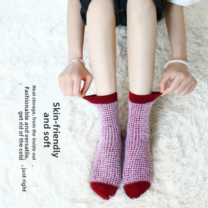<span class=keywords><strong>Chaussettes</strong></span> d'intérieur à carreaux d'hiver de haute qualité pour femmes <span class=keywords><strong>laine</strong></span> chaude épaisse tricotée floue nouvelle conception équipage robe antidérapante usage quotidien manchette de corps - Product Image 2