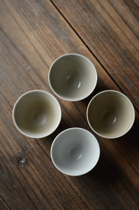 Taza de Té Kung Fu de Cerámica con Esmalte de Color y Tallado en Madera y Fresno, Estilo Tang Chino Retro - Product Image 3