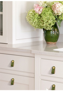 Poignées <span class=keywords><strong>de</strong></span> tiroir en cuir, poignées <span class=keywords><strong>de</strong></span> meuble avec quincaillerie dorée, boutons <span class=keywords><strong>de</strong></span> meuble modernes en cuir PU pour armoire, tiroir, placard - Product Image 6