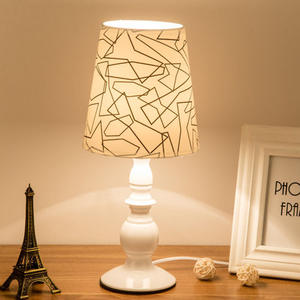 Lampe de table moderne minimaliste européenne créative pour chambre à coucher, lumière de nuit élégante et confortable à intensité variable pour l'allaitement, cadeau pour séjour à domicile - Product Image 4