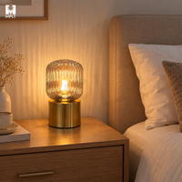 Lampe de table LED rechargeable avec abat-jour en verre fumé côtelé, base en fer doré, éclairage tactile à intensité variable, batterie Type-C pour chambre et hôtel