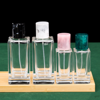 Vente en gros 30ml 50ml 100ml Bouteille d'emballage de parfum vide de luxe à couvercle de voyage Bouteille de parfum en verre pulvérisé avec couvercle de couleur