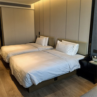 Ensemble matelas et cadre de lit double pour hôtel, avec tête de lit souple et table de chevet, mobilier de chambre moderne et minimaliste pour appartement