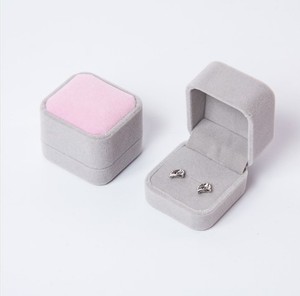 Petite boîte à bijoux portable en velours avec outils de rangement pour collier, bague, pendentif et autres articles de joaillerie - Product Image 3
