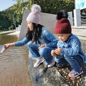 Bonnet en <span class=keywords><strong>laine</strong></span> mérinos <span class=keywords><strong>polaire</strong></span> tricoté avec pompon pour enfants – Vente en gros personnalisée – Bonnets d'hiver pour garçons et bébés – Chapeaux noirs pour enfants - Product Image 6