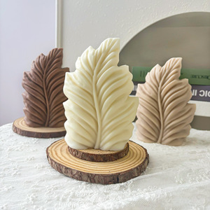 Bougie artisanale en cire de soja en forme de feuille, décoration moderne pour la maison, ornement de table, cadeau idéal pour les fêtes ou l'inauguration d'une maison. - Product Image 1