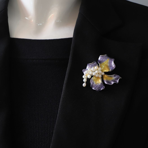 Broche Fleur d'Iris Peinte à la Main, Épingle en Cuivre avec Accent Perle d'Eau Douce, Broche de Mariage Vintage en Émail pour Femme, Bijou de Luxe Léger - Product Image 2