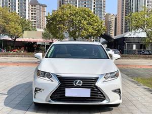 Lexus ES 200, une berline hybride haut de gamme avec un <span class=keywords><strong>espace</strong></span> spacieux et une faible consommation de carburant. - Product Image 2
