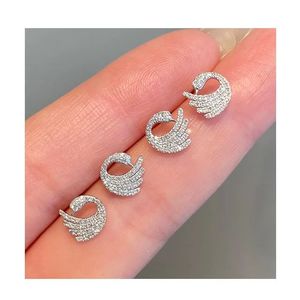 Boucles d'oreilles clous pour femme Xinfly en or 18 carats, diamant naturel rond taillé en forme de cygne 0,22 carat, collection Oiseaux - Product Image 1