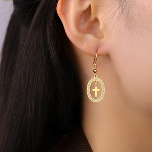 Pendientes <span class=keywords><strong>de</strong></span> Cruz Ovalados con Circonita Cúbica, Chapados en Oro, <span class=keywords><strong>de</strong></span> Acero Inoxidable, para Mujer, Joyería Religiosa Católica - Product Image 3
