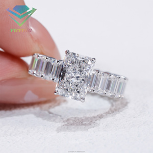 Bague de fiançailles classique en or blanc 10K avec diamant de laboratoire taille radiant certifié IGI et pierres latérales taille baguette - Product Image 1