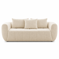 Canapé 3 places en tissu bouclé crème, capitonné, à profil bas et accoudoirs arrondis, pour maison rustique avec poutres en bois