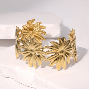 Bracelet pour femme, design marguerite, version large, luxe léger, ne ternit pas, best-seller en Europe et aux États-Unis, tendance et polyvalent. - Product Image 2