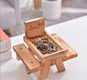 Mangiatoia per scoiattoli in legno mangiatoia per animali domestici con ciondolo da giardino all'aperto mangiatoia per uccelli con noci di mais - Product Image 3