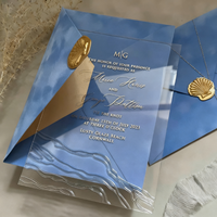 Carte d'invitation de mariage en acrylique sur le thème de l'océan côtier avec texture d'onde 3D, enveloppe en velours bleu poudré serein et sceau de cire en forme de coquille