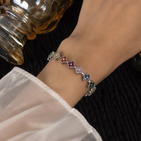 Bracelet trèfle à quatre feuilles en zircon arc-en-ciel, bracelet pavé de diamants exquis, bijoux de luxe esthétiques et tendance pour elle