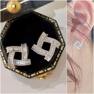 Orecchini a Perno Geometrici in Oro Bianco con Zirconi Taglio Baguette, Placcati in Rodio, Gioielli da Festa per Donna - Product Image 3