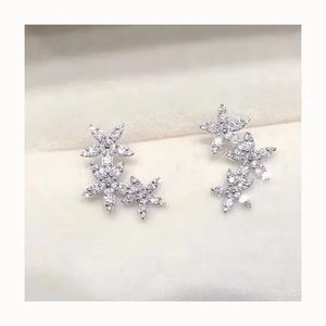 Pendientes de Diamantes Naturales Personalizados Xinfly de Oro Original de 18K con 0.5CT SI, Diseño de Tres Flores - Product Image 1