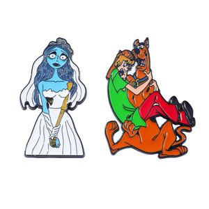 Badge en métal de personnage de dessin animé, Broche en alliage et Épingle de revers en émail, Thèmes : Mariée zombie, Jason et son chien de famille - Product Image 1