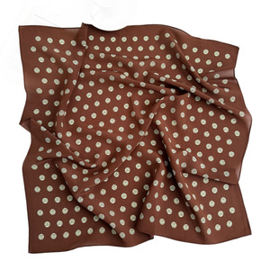 Écharpe carrée en soie de mûrier style Hepburn français pour femme, motif pois marron rétro, collection Printemps 2025, fabriquée à Hangzhou - Product Image 5