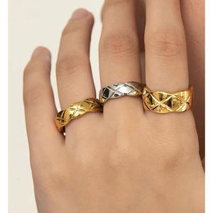 Bague en titane plaqué or 18 carats de style européen, motif losanges brillants, pour femmes - Product Image 1