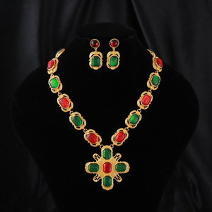 Collier Pendentif en Résine de Verre Émeraude Fait Main, Bijoux Fantaisie, Collier Long Croix en Or Véritable Coloré Fait Main - Product Image 2