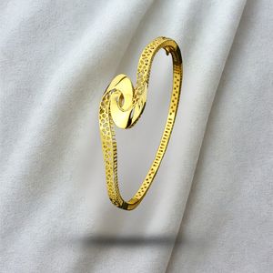 กำไลข้อมือดีไซน์เกลียวเคลือบทอง พร้อมลวดลายฉลุอย่างมีศิลปะและรูปทรงโค้งมนเรียบเนียน เครื่องประดับแฟชั่นสุดหรูสำหรับผู้หญิง ใส่ได้ทั้งงานปาร์ตี้และในชีวิตประจำวัน - Product Image 1