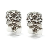 Boucles d'oreilles clous haut de gamme en or blanc 18 carats et platine, serties de diamants taille brillant, design classique, idéales pour fiançailles, mariage, fête ou cadeau.