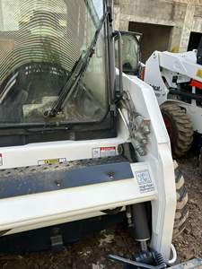 لودر بوبكات مستعمل طراز S160 بساعات عمل قليلة مع ملحقات الدلو والشوكة للبيع - Product Image 5