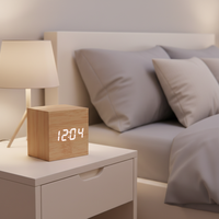 Jam Alarm Digital LED Aktivasi Suara Fungsi Senyap Desain Bercahaya Untuk Pelajar Bentuk Persegi Panjang Bodi Kayu Meja Kamar Tidur Kantor