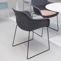 Nouvelle chaise de bureau en feutre acoustique durable en matériaux recyclés, accoudoirs en métal noir, style scandinave moderne minimaliste pour bureau à domicile