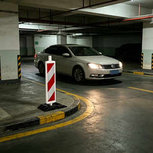 Señales de Seguridad para Estacionamientos de Alta Resistencia, Reflectantes en Rojo y Blanco, de Plástico para Carreteras, con Base de Goma, Suministro Directo de Fábrica - Product Image 6