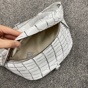 Sac de poitrine en cuir de crocodile véritable pour homme, sac bandoulière avec logo personnalisé et service de personnalisation d'échantillons - Product Image 3