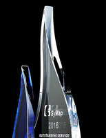 Trophée élégant en cristal bleu bicolore en forme de feuille de larme, récompense d'honneur à bord biseauté poli et incurvé avec base ronde noire brillante